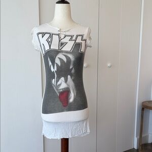 Kiss White Graphic Short-Sleeve Tee with Black Print and Red Accent